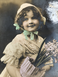 VERKOCHT | Ansichtkaart | Nederland | Meisjes | 1912 - Klein meisje met hoedje en hyachinten en kanten blouse