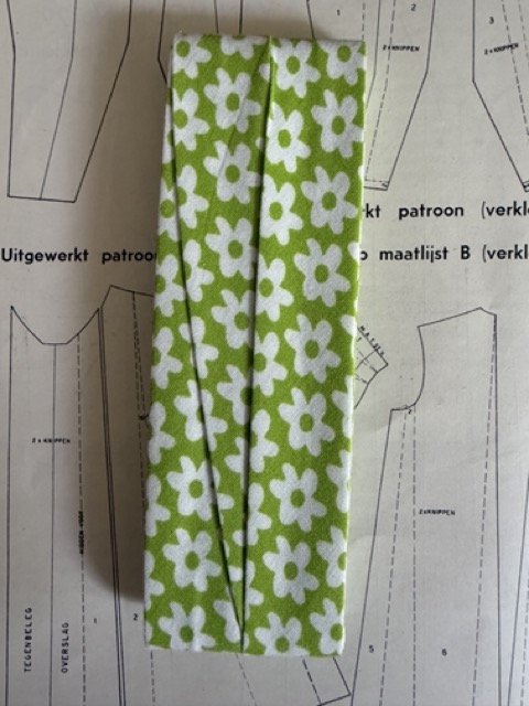 Biaisband | Groen | 02 cm - 20 mm breed | Appeltjes groen - Pakje gebloemd dubbel met 3 meter biaisband van 100% katoen