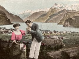 Ansichtkaart | Brocante kaart man en vrouw handkussen bij een rivier