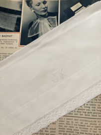Naaiwerken | Schitterend delicaat brocante zakdoekenhoesje met de initialen JK en randje van gekloste kant - medio begin 1900