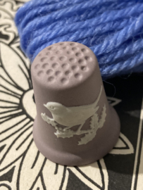 VERKOCHT | Wedgwood | Kerst roodborstje - jasper in Lila met wit roodborstje
