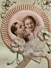 Ansichtkaart | Hangemaakte felicitatie kaart huwelijk (roze met strik en stoffen bloemen)