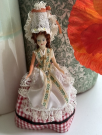 Frankrijk  Normandie | Poppen | Klederdracht | Klederdrachtpoppetje Mariette – Authentieke Normandische schoonheid