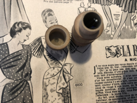 VERKOCHT | Naaldenkoker | Hout | Houten (eiken) cilindervormige naaldenkoker van gevuld met speldjes in de vorm van een tonnetje - 1800-1910