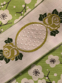 VERKOCHT | Sierband | Wit | Bloemen | Jaquard | vintage prachtig romantisch band met groene roosjes en wit reliëf (140 x 5 cm)