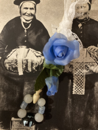 Cadeausetjes |  Engels Spangle witte bobbin, vintage kantklosje met blauwe glaskralen en fotokaart van twee tandloze dames in 1901