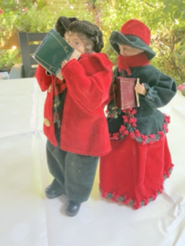 VERKOCHT | Kerstdecoratie | Victoriaanse stijl kerstpoppen – Set van 2 Xmas Carolers (ca. 20 cm)