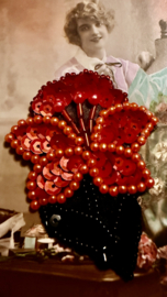 Applicaties | Rood | 6,5 x 5 cm - 'Vlinder-bloem' - Rood en zwarte Vintage Italiaanse couture kralen applicatie – jaren 80/90 glamour ‘bloem’