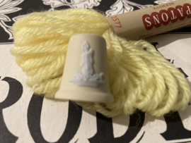VERKOCHT | Wedgwood | Kerst kandelaar met kaarsje in vanille geel