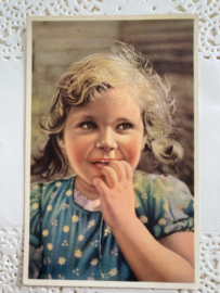 Ansichtkaart | Belgie | Meisjes | Blond meisje met blauwe jurk en vingertjes in haar mond