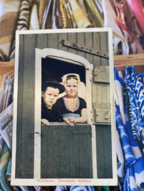 Briefkaarten | Zeeland | Kinderen | xx - Fotokaart - Ansichtkaart jongen en meisje in de deuropening in streekdracht- JTG Made in Holland