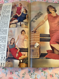 Madeleine: mode en patronenblad van Margriet | 1965, nr. 08 augustus 1965 - 88 knippatronen gratis raderblad - kantoorkleding - pyjama - dames jas - jongens pakje en jas - rokken