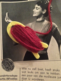 Breien | Vintage geel breivisje met donker rood garen | 6 cm - jaren '70
