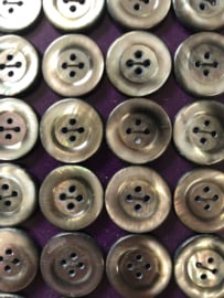 Knopen  | Parelmoer | 15 mm - Kaartje met 24 stuks prachtige grijze parelmoer knoopjes (15 mm - 30")  - jaren '30-'40 met 4 gaatjes