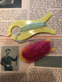 Breien | Vintage gele breivisjes 2 stuks | 6 cm jaren '60