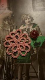 Applicaties | Roze | 3 x 3 cm | Handgemaakte frivolité bloemen met rode/goud oude vintage glasknoop (1 cm)