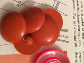 Knopen | Rood | Ø 20 mm - tomatenrood/oranje knopen met reliëf met oogje (5 stuks) | jaren '60
