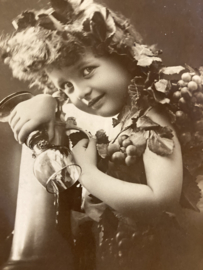Ansichtkaart | België | Meisjes | 1909 Fotokaart meisje met glaasje in haar hand