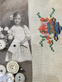Mixed-Media - scrapbook | Ansichtkaart | België | Meisjes | 1914 fotokaart meisje met bloemen en enveloppe in de hand “Bonne Annee” met antieke knoopjes uit Denemarken en borduurwerkje