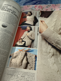1974 | Modes et travaux - N° 879 - 56e Annee  - MARS 1974 - tapisserie stoel - schort ovenwant 70s  - breipatronen