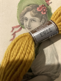 * 7783 borduurwol GEEL KERRIE DONKER Colbert DMC Laine pour tapisserie - virgin wool