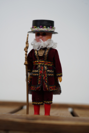 Engeland | Poppen | Klederdracht | Sir Reginald met enorme staf en gouden embleem (knipperoogjes)