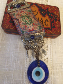 VERKOCHT | Turks Turmac zijdje met "Fatima oog" en lapis lazuli steentjes | Turkije | ca. 1920
