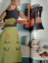 1974 | Modes et travaux - N° 879 - 56e Annee  - MARS 1974 - tapisserie stoel - schort ovenwant 70s  - breipatronen