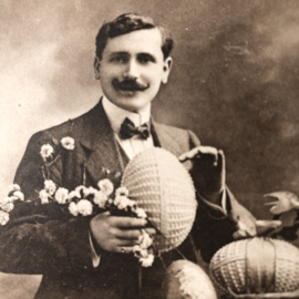 Briefkaarten | Pasen | 'Joyeuses  Paques': man met snor en paaseieren (1916)