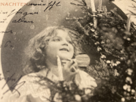 Kerstkaarten | Kinderen | Fröliche Weinachten - Biddend meisje bij kerstboom