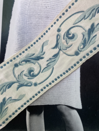Sierband | Blauw | 07 cm -   Gotisch vintage sierband cremekleurige ondergrond met blauwe accenten (bladeren) - zijdeglans