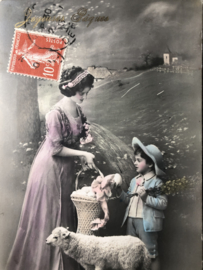 VERKOCHT | Ansichtkaart | Frankrijk | Moeder en kind |  Pasen |  'Joyeuses  Paques': moeder en kind en lammetje  (1905-1910)