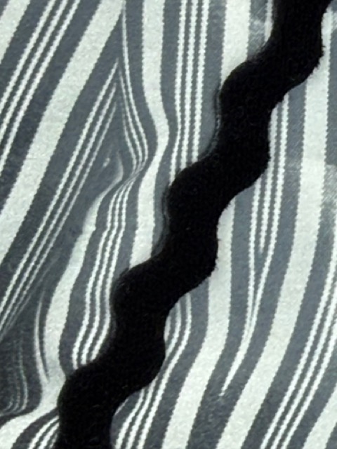 ZIG ZAG | Zwart | 0,5 cm - 5 mm breed - mooi zwart zigzag fluweelband