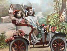 Ansichtkaart | België | Meisjes | 1924 - Twee meisjes met haarstrikjes in oude auto.