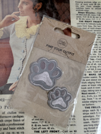 Applicaties | Zilverkleurig-grijs | Set van 2 reflecterende patches pootjes 4x4cm-3x3cm - Customize fashion - Grijs