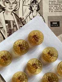 VERKOCHT | Glasknopen | Geel | Ø 20 mm - prachtige vintage okergele knoop met bloemmotief met oogje