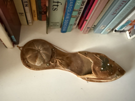 Antiek schoentje met speldenkussen met vlindertje