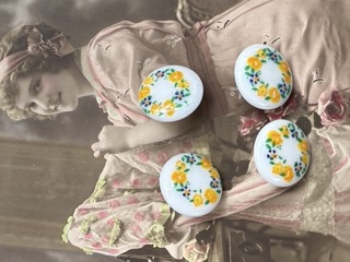 Ø 15 mm - 1.5 cm | Knopen | Wit | Kinderknoop bedrukt met gele bloemen en groene blaadjes