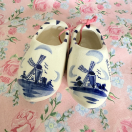 Delfts blauw | Klompjes set van twee 8 x 4 cm  - Vintage handwerk jaren ‘60