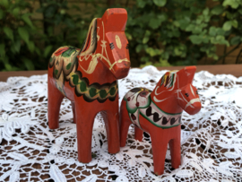 VERKOCHT | weden | Zweedse houten souvenir paardjes 2 stuks (9 en 6,5 cm)