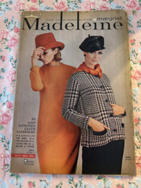 Madeleine: mode en patronenblad van Margriet | 1964, nr. 11 november - 84 knippatronen: mantelpakjes- feestkleding - indianenpak - jongensjas