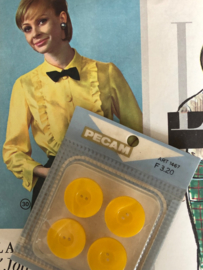 Ø 20 mm | Knopenkaarten | Geel | Effen | Knopenkaartje met gele Pecam knopen uit de jaren ‘60