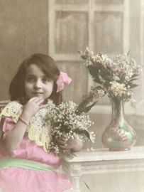 Ansichtkaart | België | Meisjes | 1914 fotokaart meisje met prachtige kanten kraag, roze jurkje en bloemen