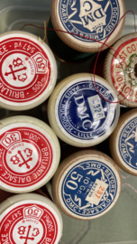 Oude brocante, decoratieve houten klossen met naaigaren