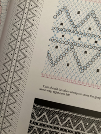 VERKOCHT | Kantklossen | 100 Traditional Bobbin Lace Patterns