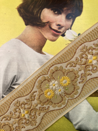 Sierband | Geel | 05,7 cm -  Agrementband | Meubelband | vintage geel katoen met goudgeel kleurige en witte margrieten