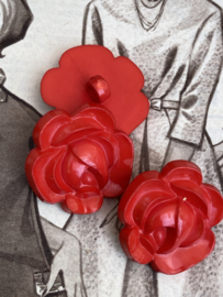 VERKOCHT | Ø 25 mm | Knopen | Rood | Vintage grote knoop 'Rosa' in de vorm van een roosje met een  oogje