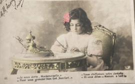 Set | Inktpen, kroontjespen E.F. Soennecken E.F. 50, vintage Pelikan 4001 inkt en antieke kaart 'Schrijvend meisje'