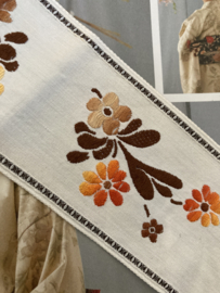 Sierband | Bruin | Bloemen | 05 cm x 50 cm - Geborduurd bloemen band met bruine, gele en oranje bloemen 