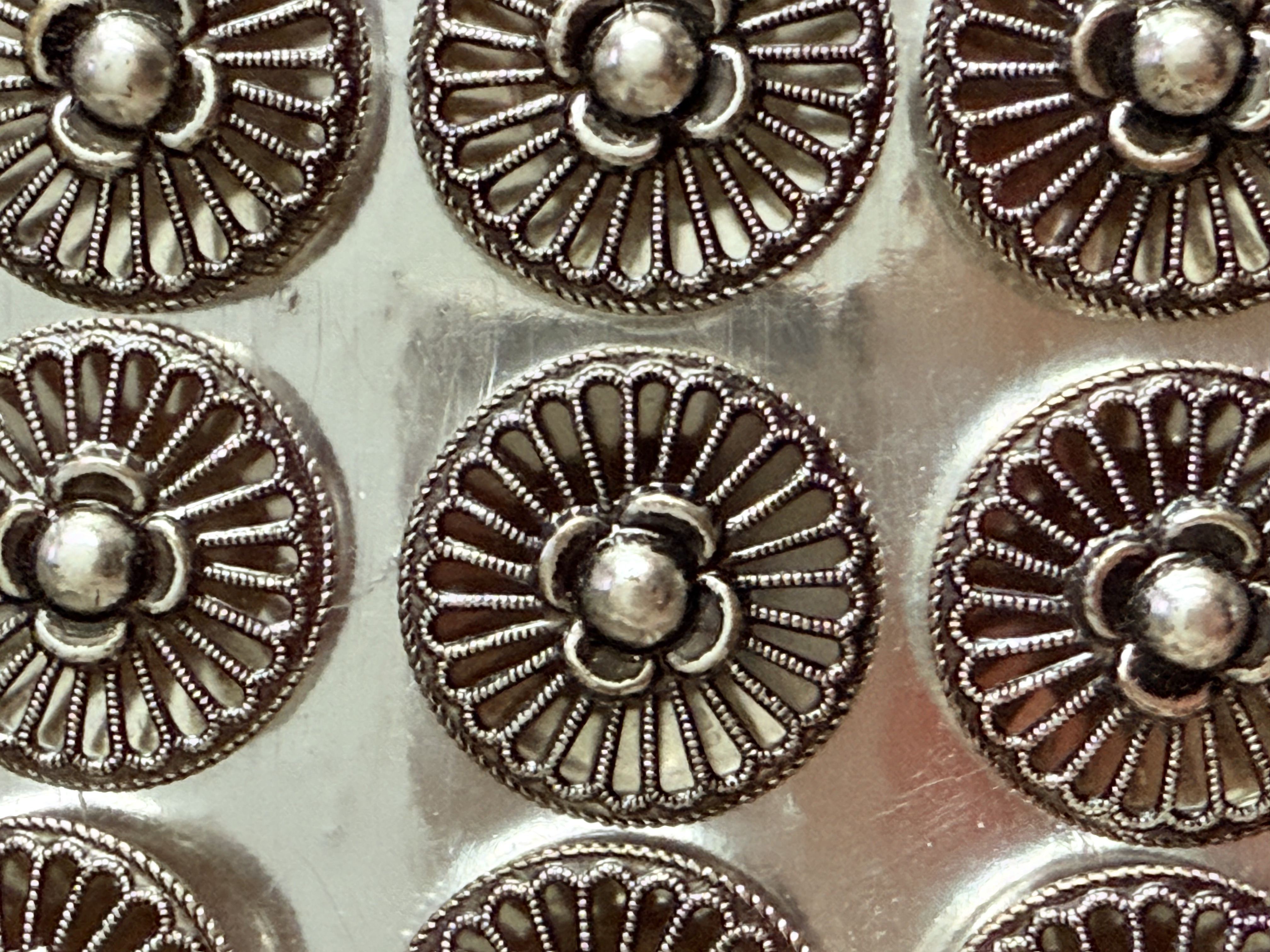 Ø 15  mm | Knopen | Filigrain - Mooie zilverkleurige vintage metalen filigraan knoop met bloemvorm